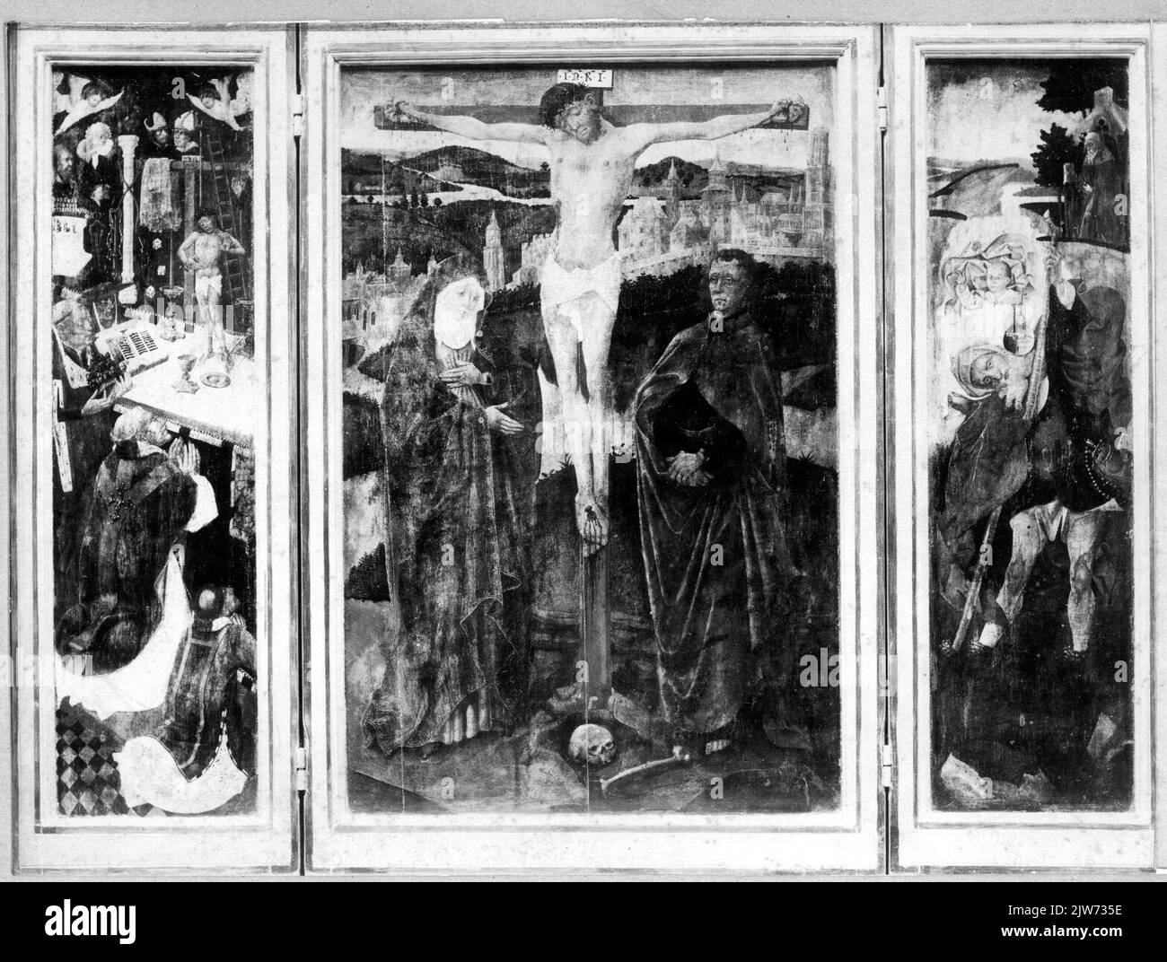 Immagine di un trittico con la rappresentazione della crocifissione e sulle scarpe laterali immagini della Messa di San Gregorio e di San Cristoffele. Sullo sfondo dell'incrocio c'è un paesaggio con un paesaggio urbano in cui il Domkerk di Utrecht può essere riconosciuto sulla destra e possibilmente la torre del Buurkerk sulla sinistra. Gli edifici che intervengono sono probabilmente fantastici. Foto Stock