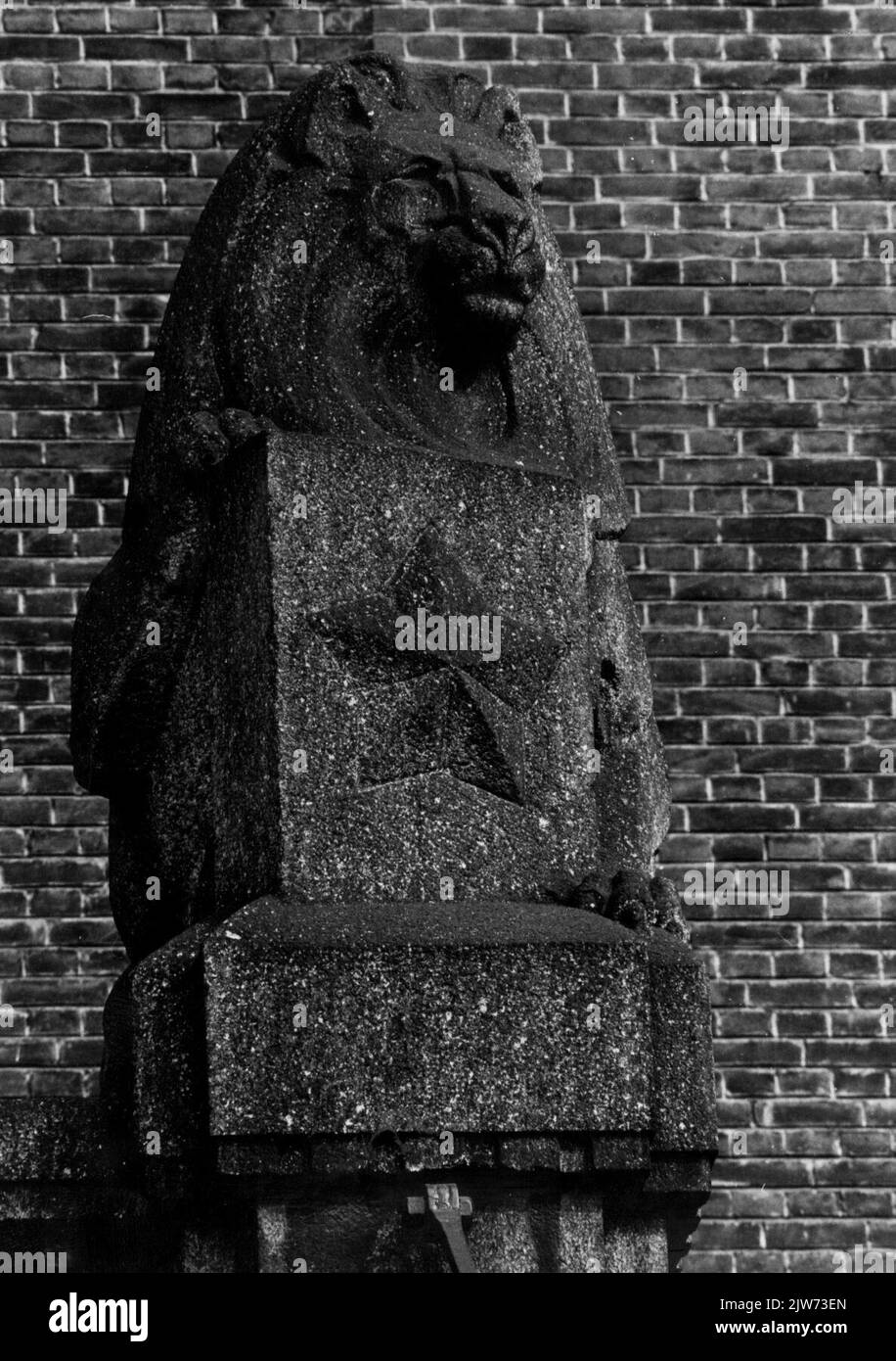 Immagine di un leone di pietra con lo stemma della città di Maastricht sopra l'entrata della stazione N.S. di Maastricht a Maastricht. Foto Stock