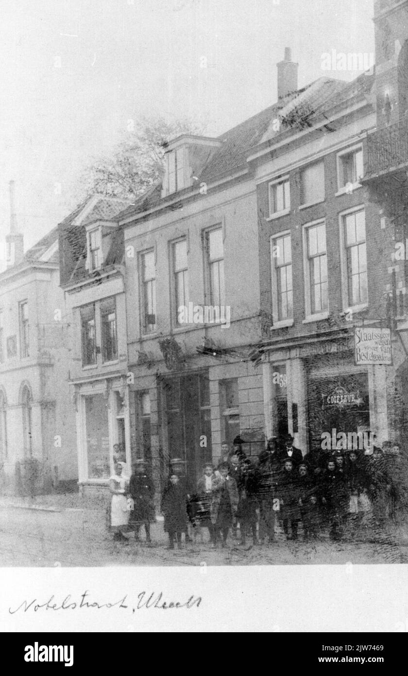 Vista delle facciate delle case Nobelstraat 39 (a destra, parrucchiere L.J. Becker)- più in alto a Utrecht; al centro la costruzione della stalla titolare W.H.J. Brom (Nobelstraat 41). Foto Stock