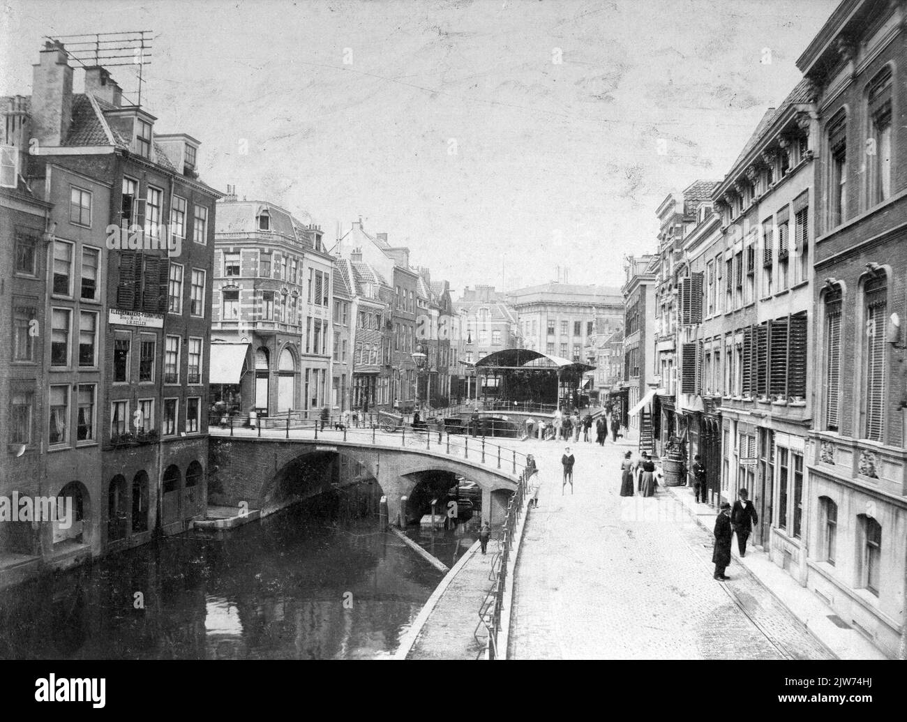 Vista del Maartensbrug sull'Oudegracht di Utrecht; a sinistra le facciate posteriori di alcune case sul Lijnmarkt (a sinistra) e Choorstraat; in primo piano il Light Gaard e sullo sfondo la casa d'asta del pesce sul Kalisbrug. Foto Stock