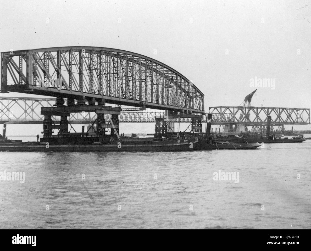 Immagine di un autocarro della Deutsche Bundesbahn (D.B.) con rimorchio sul quale viene trasportato un carro ferroviario (Roncenwagen) (Strassenroller) a Wormerveer. Foto Stock