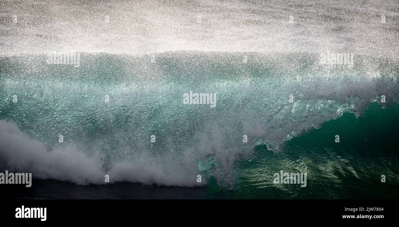 Belle onde che si lavano nel molo e porto di Porthleven. Acqua acquatica brillante. Foto Stock