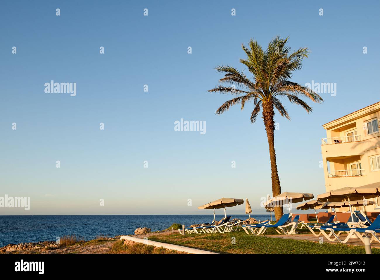 Spiaggia di fronte al resort vista mare Foto Stock