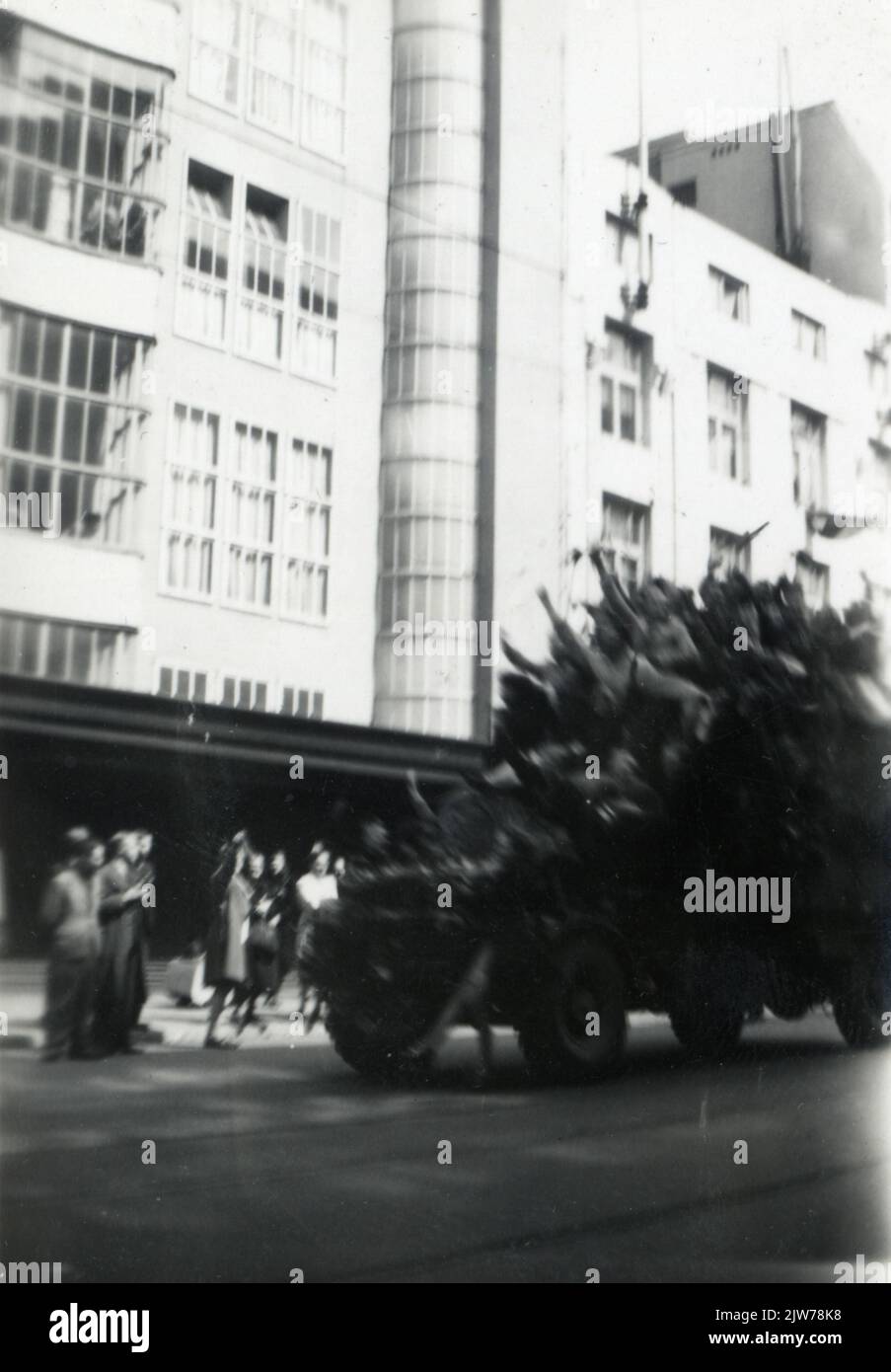 Immagine di un camion dell'esercito pieno di hamburger, nella Viestraat Lange ad Utrecht, durante l'arrivo degli Alleati. Foto Stock