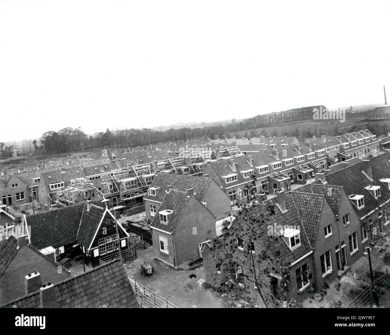 Vista di un complesso residenziale nel quartiere Ondiep di Utrecht, durante la sua costruzione: Al centro alcune case sul Tamarindestraat e in primo piano (a destra) alcune case sul poco profondo. Foto Stock