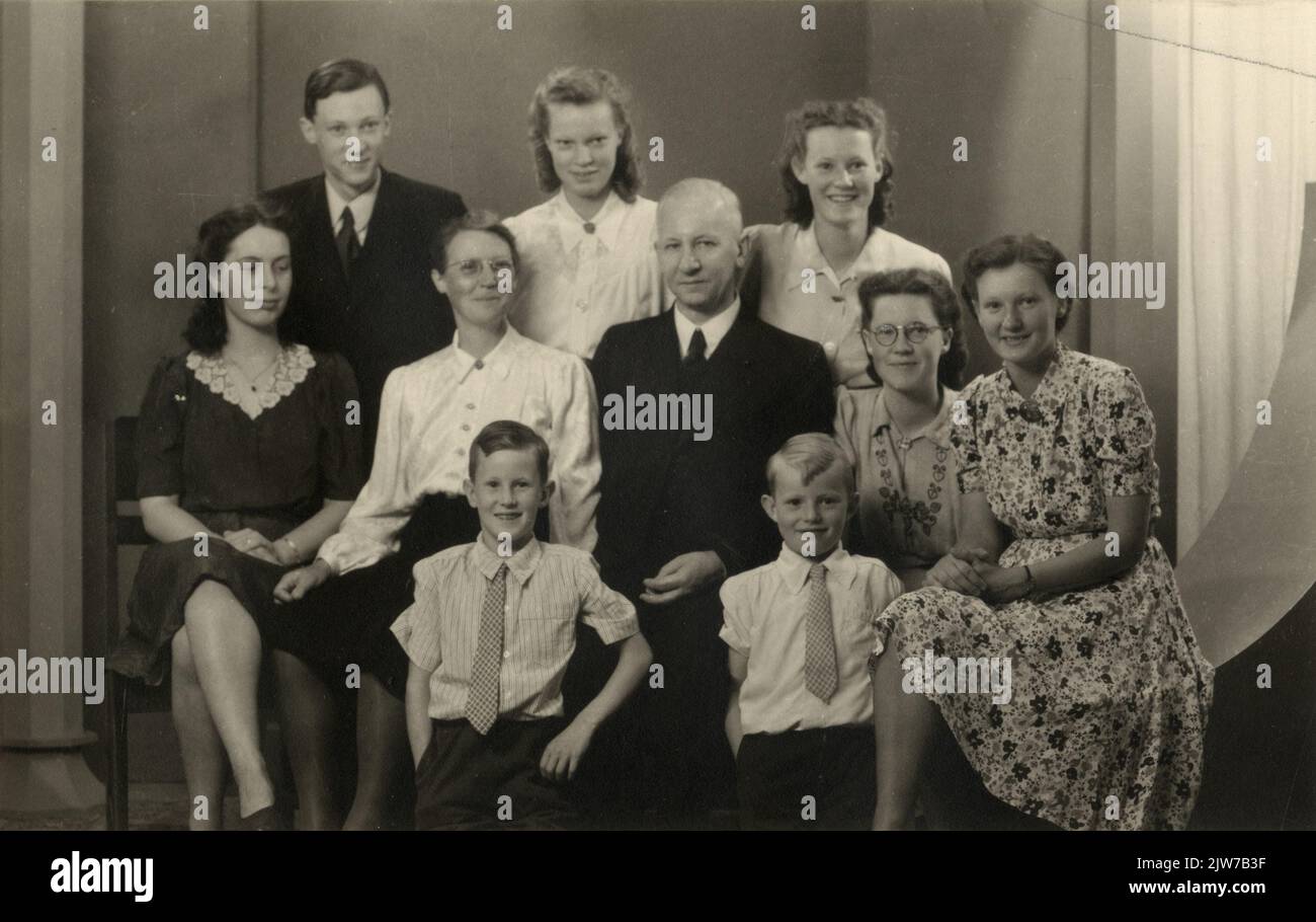 Ritratto di gruppo della coppia di Andel e dei loro figli al loro matrimonio di 25 anni; retro fila v.l.n.r. Cornelis Jan (1924-1995), Elze (1928) e Theodora (1930), Middest row v.l.n.r. Mary Georgina Diederika Margaret Balfour van Burleigh (Verloofde van Cornelis Jan, 1924-1999), Wouter Leendert van Andel (1891-1949) e sua moglie Neeltje Adriaanse (1895-1984), Neeleke (1926-1947) e Maria Mijs (1923-1981); in prima fila Wouter Leendert (1937-2002) e Paulus (1939). Foto Stock