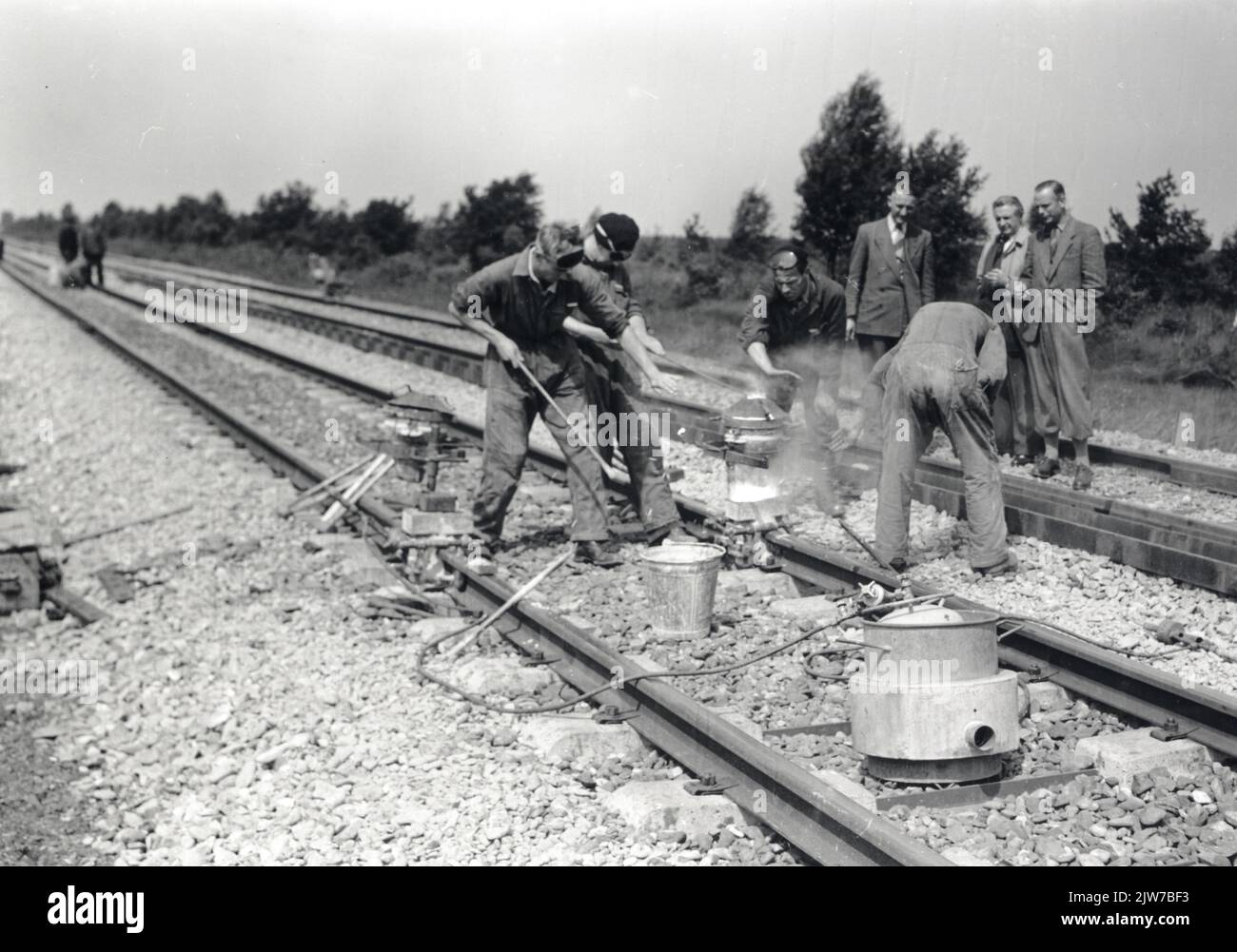 Immagine dei pezzi di pista con traversine in cemento da parte degli operai della strada del N.S. Nella linea ferroviaria vicino Deurne. Foto Stock