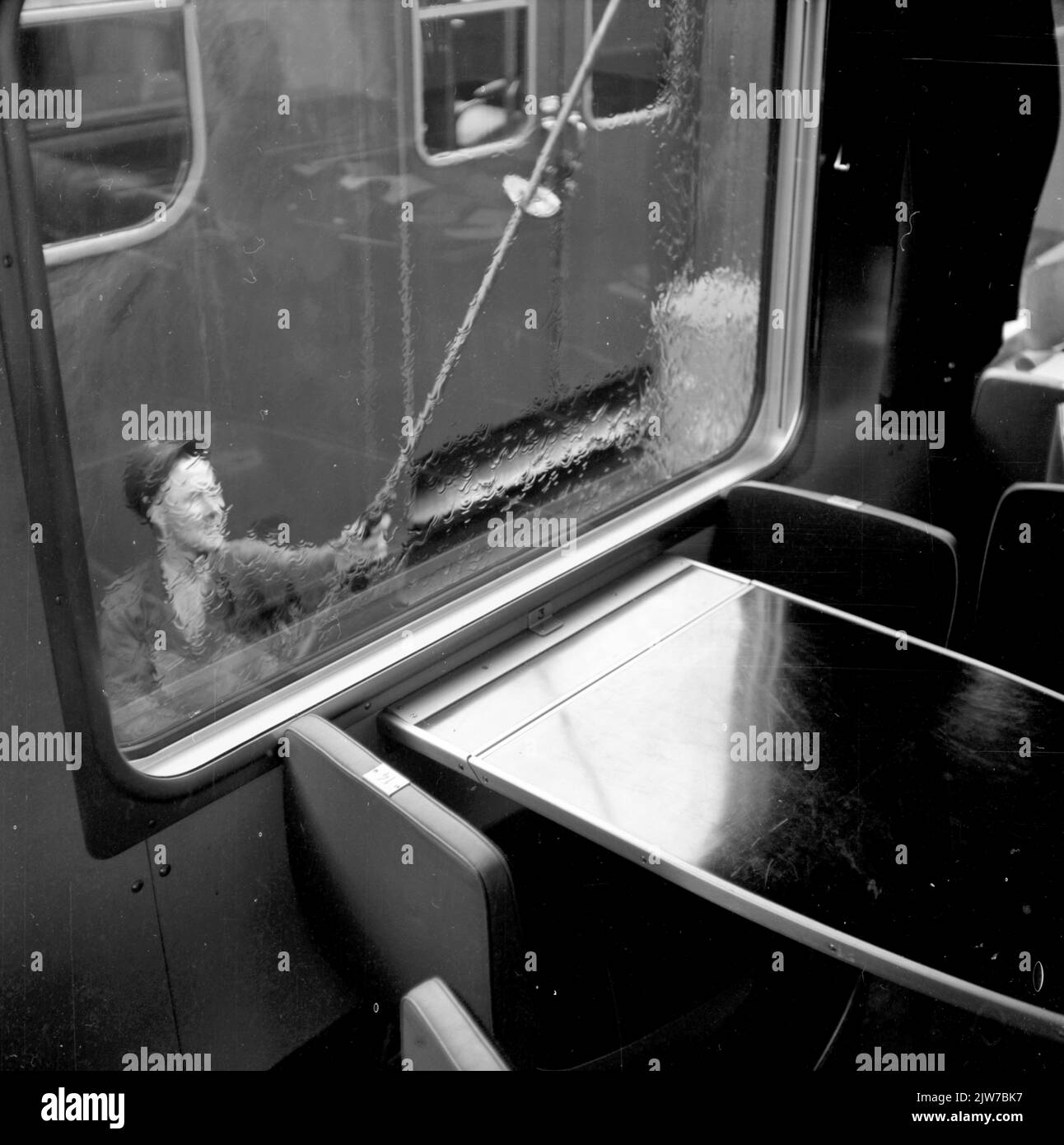 Immagine della pulizia di un treno T.E.E. nel cantiere Dijksgracht di Amsterdam. Foto Stock
