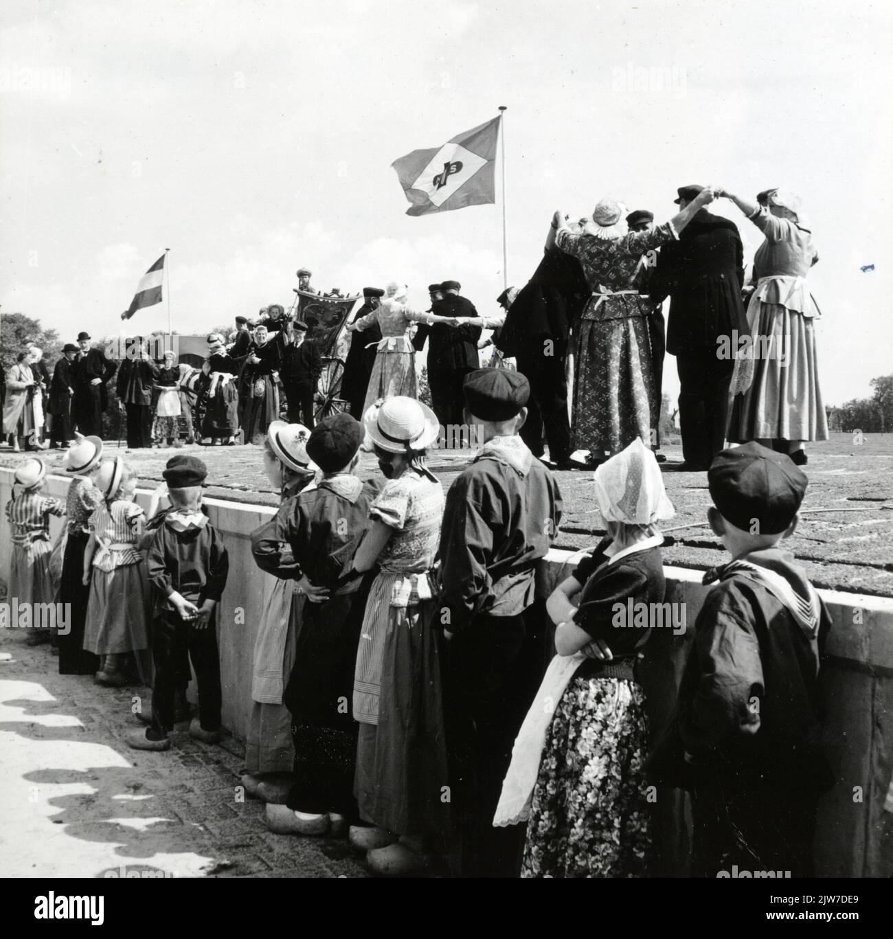 Immagine di un gruppo di danza contadina sulla piattaforma merci della stazione N.S. di Schagen, in occasione dell'elettrificazione della linea ferroviaria Alkmaar - Den Helder. Foto Stock