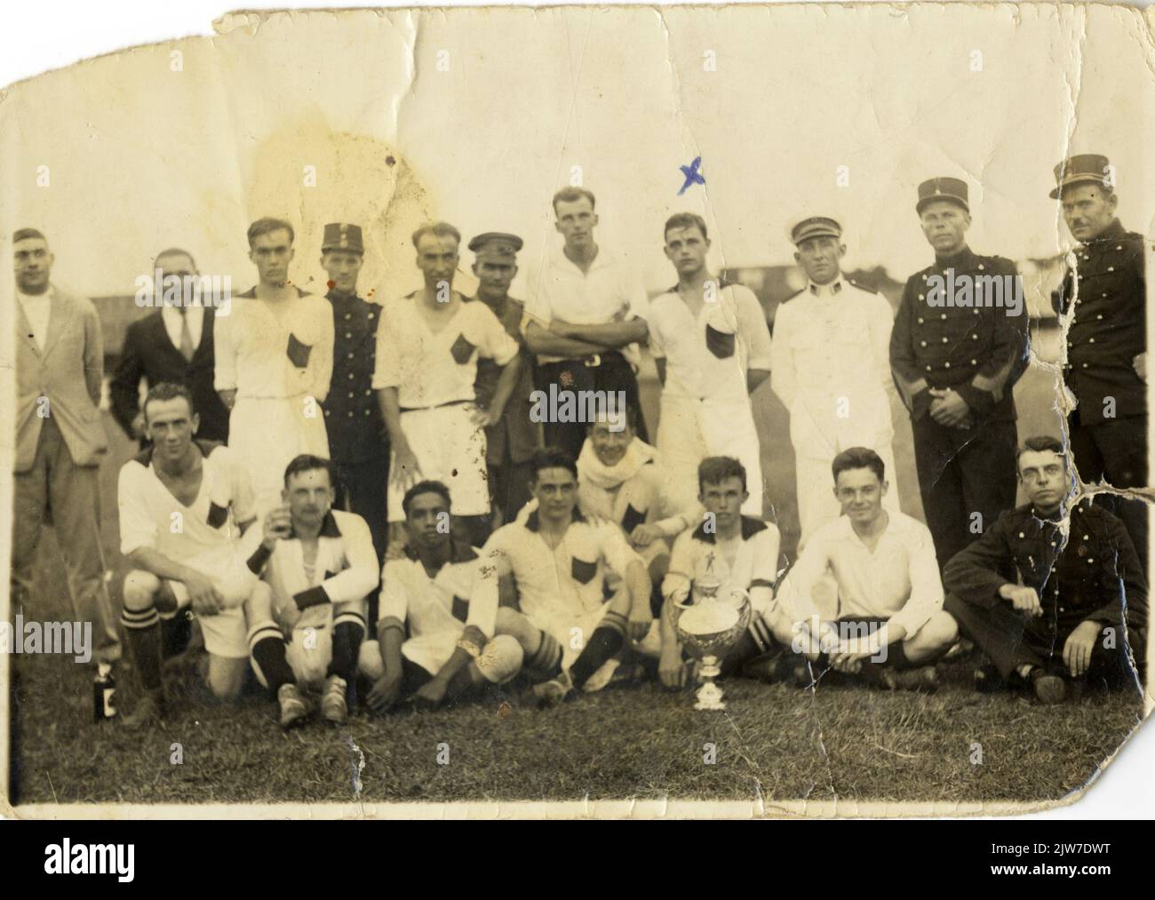 Ritratto di gruppo di una squadra di calcio di un'unità militare di Utrecht, con Dirk Theodorus van Veen (1903-1931) sotto la croce. Foto Stock