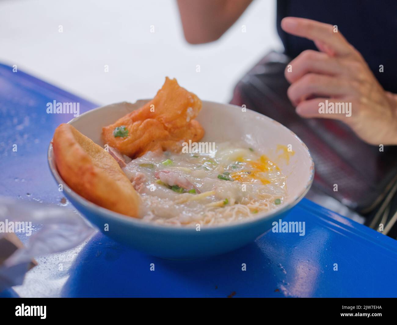 Porridge cinese con uovo in un intestino con donughnut cinese . Concetto di prima colazione impostato per il marketing Foto Stock