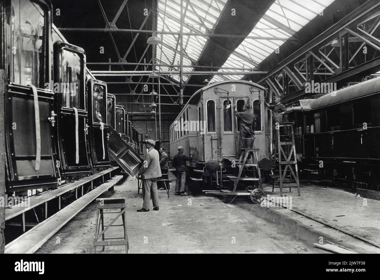 Immagine del lavoro per il rinnovamento del ponte ferroviario (ponte oscillante) sul Vecht di Utrecht, con le case Lagenoord 50 -55 sulla destra e sullo sfondo il terreno paesaggistico di Pijlsweerd.n.b. La sovrastruttura in ferro del ponte è stata fornita da Utrechtsche Steam-Grofsmederij Firma P.H. Hörmann che è stato anche il cliente della foto. Foto Stock