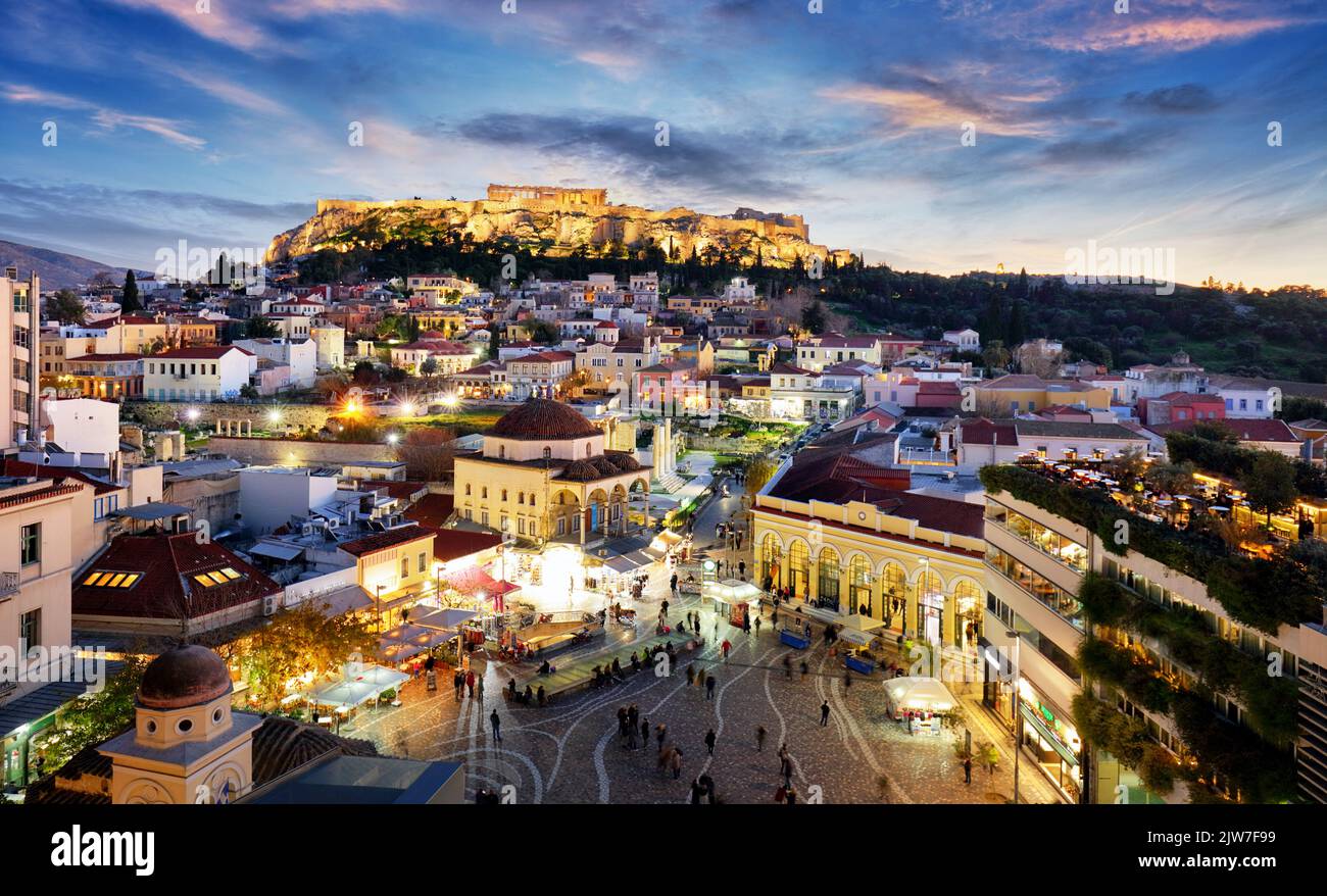 Skyline di Atene con Acropoli di notte, Grecia Foto Stock