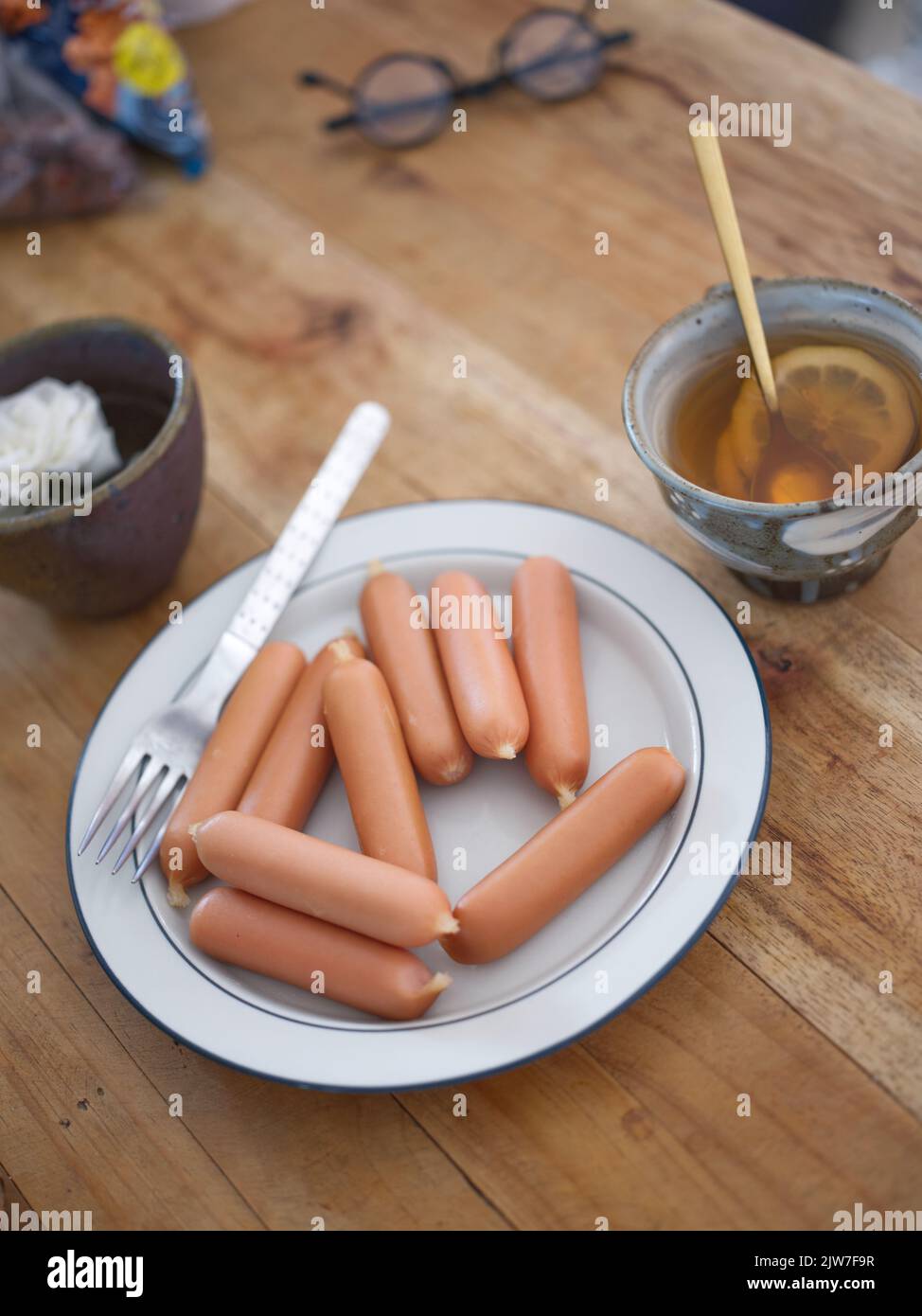 Primo piano tè e salsiccia . Concetto di colazioni e brunch. Spazio per il testo Foto Stock