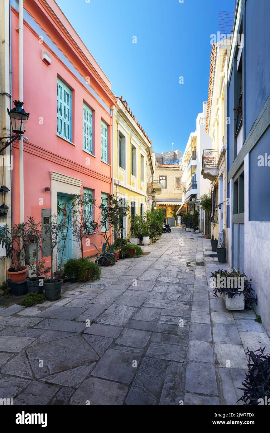 Atene - Nizza vecchia strada con vista sull'Acropoli, Grecia Foto Stock