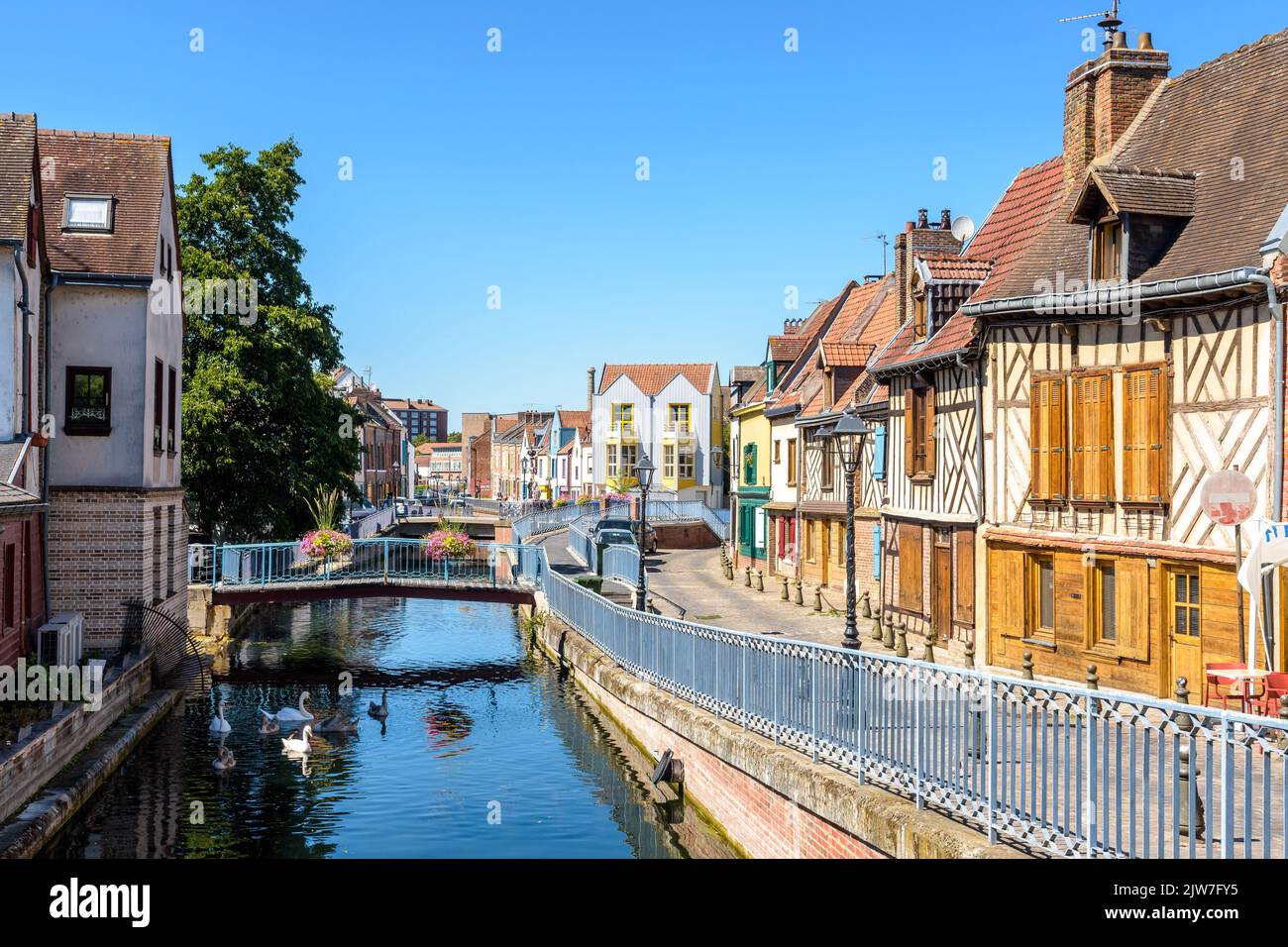 Amiens, Francia - 13 agosto 2022: Case a graticcio in rue Motte e rue des Granges linea il fiume Somme nella districa storica Saint-Leu Foto Stock