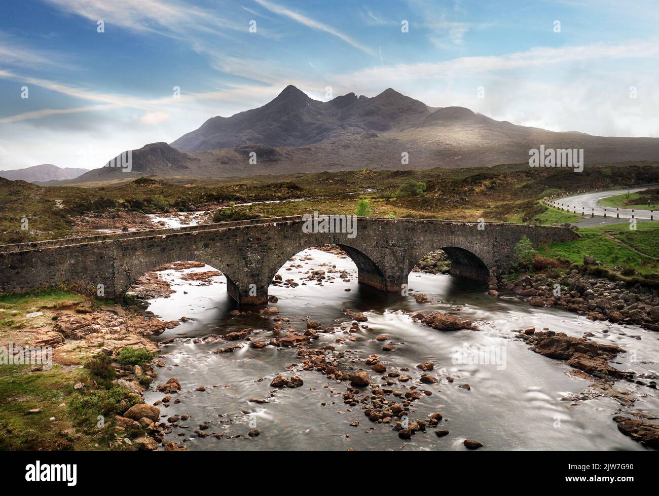 Isola di Skye - Ponte Vecchio Sligachan con fiume, paesaggio scozzese Foto Stock
