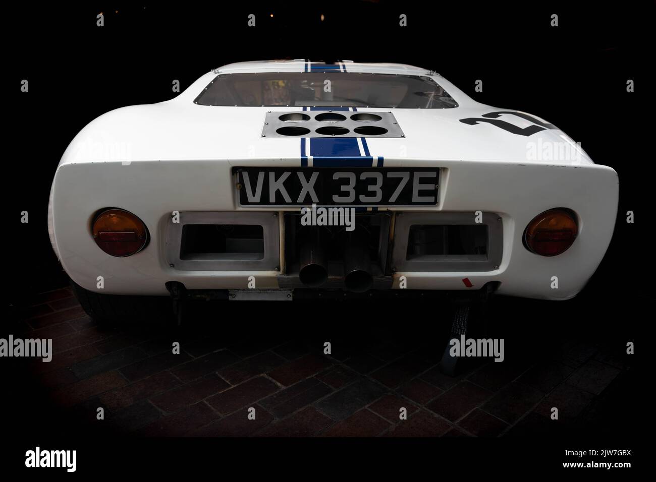 Classica auto da corsa bianca con strisce blu e numero 6, registrazione VKX 337E Foto Stock