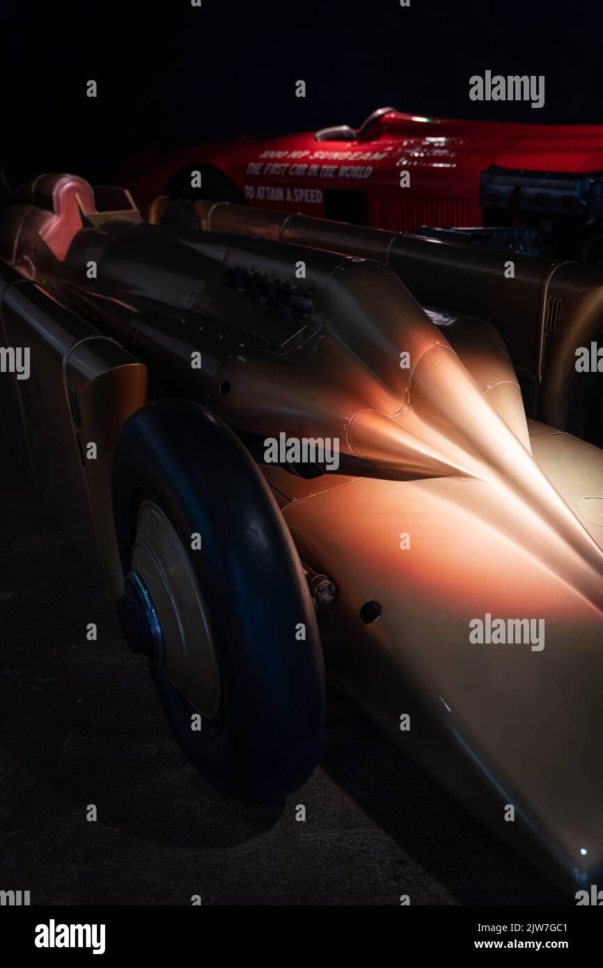 Auto da corsa classiche con luci spettacolari in occasione di eventi automobilistici d'epoca Foto Stock