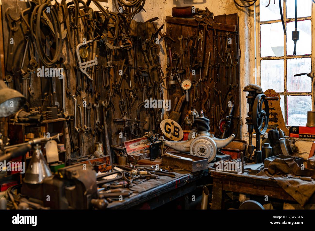 Tradizionale laboratorio di fabbro pieno di utensili e macchinari d'epoca Foto Stock