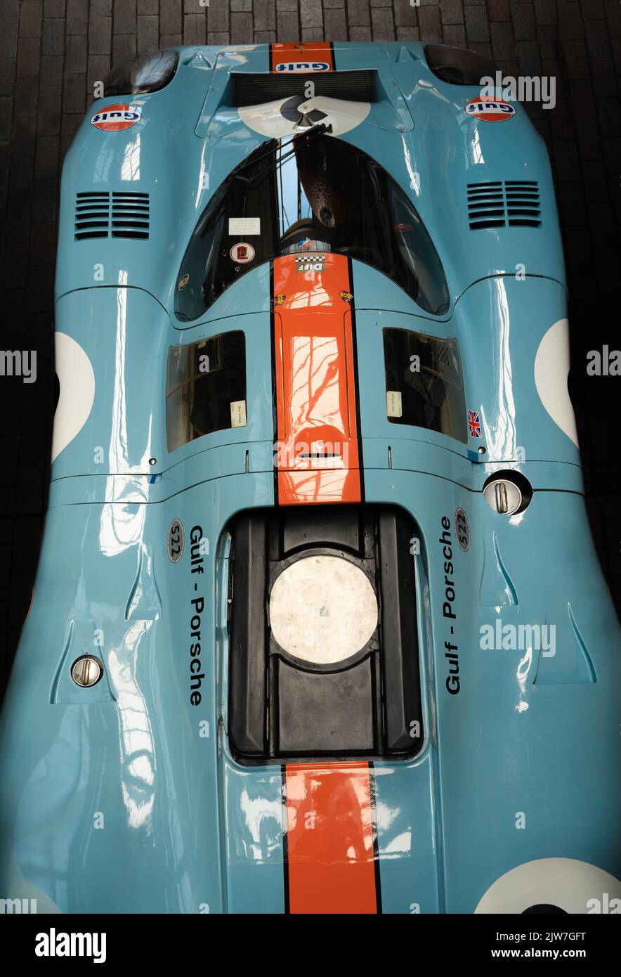Classica auto da corsa Gulf-Porsche in iconica livrea blu polvere e arancione Foto Stock