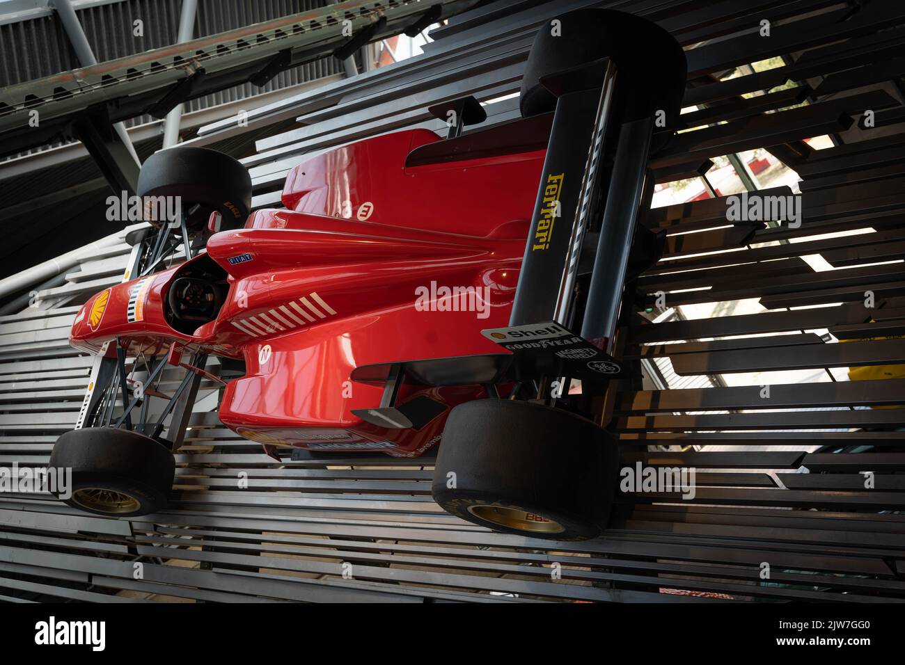 Auto da corsa rossa di Formula uno sospesa dal soffitto in esposizione al museo Foto Stock