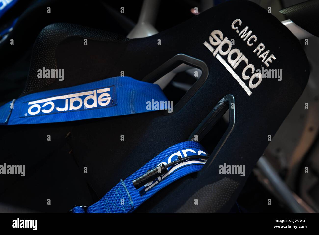 Interni di auto da corsa con imbracatura di sicurezza Sparco e marchio sponsor Foto Stock