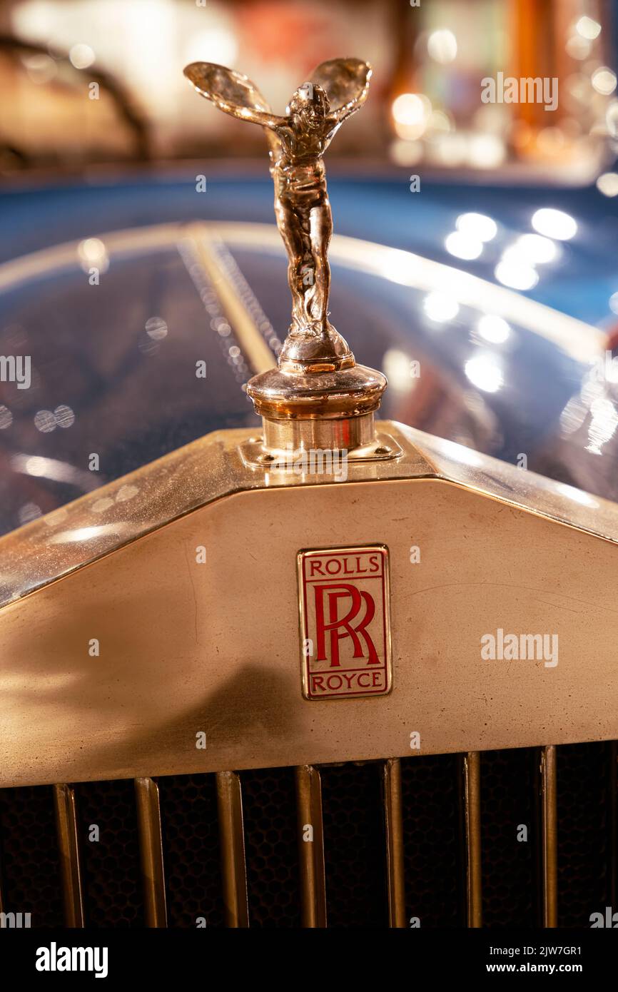 L'iconica mascotte e badge Rolls-Royce Spirit of Ecstasy sul cofano di un'auto di lusso Foto Stock