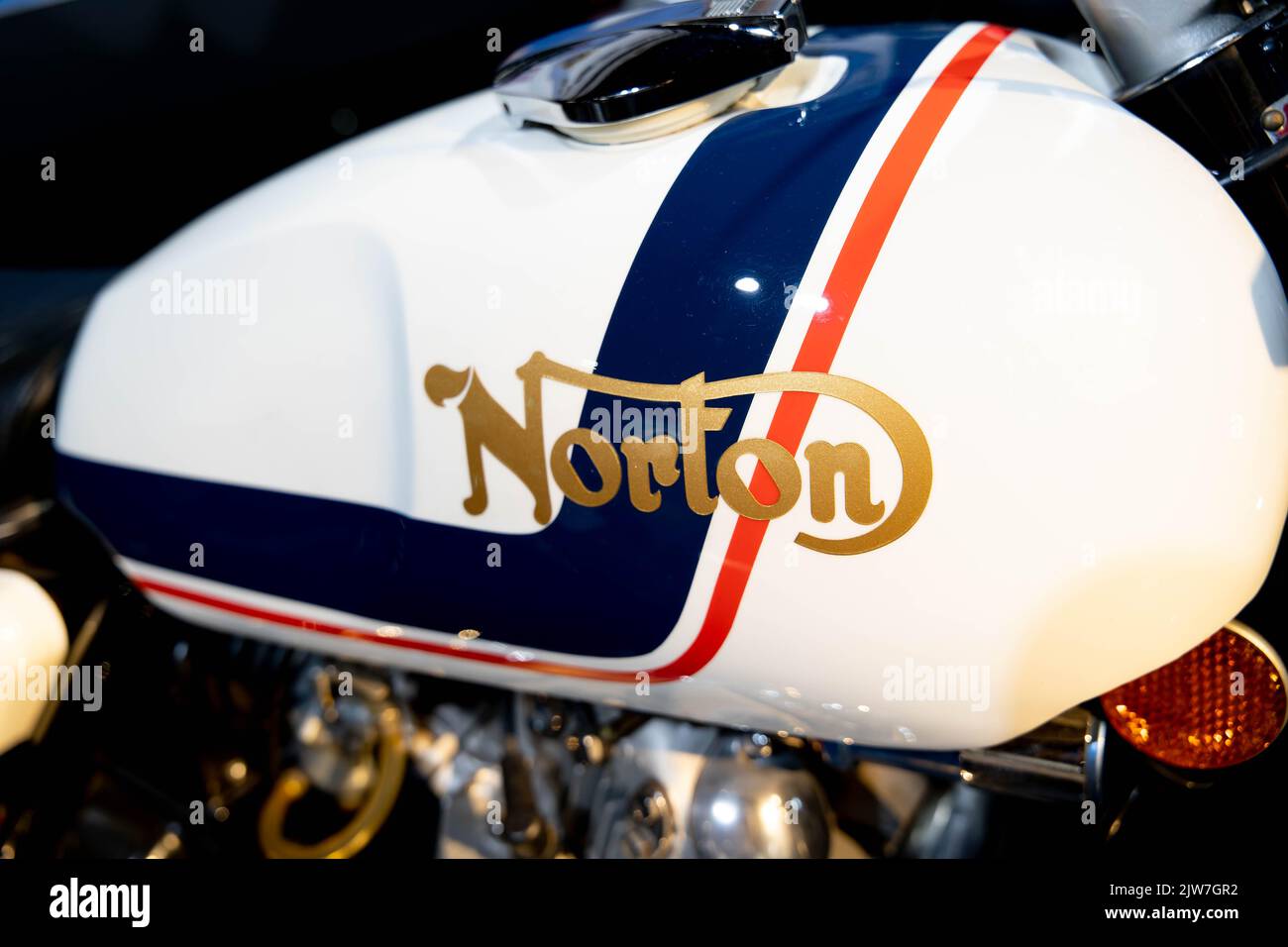 Serbatoio carburante per motociclette Classic Norton con logo iconico e strisce da corsa Foto Stock