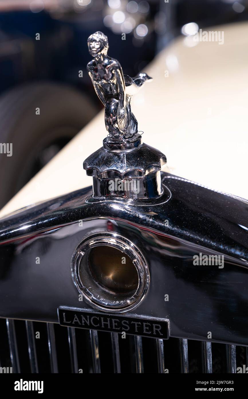 Mascotte cromata Lanchester su cofano auto d'epoca con dettagli in metallo Foto Stock