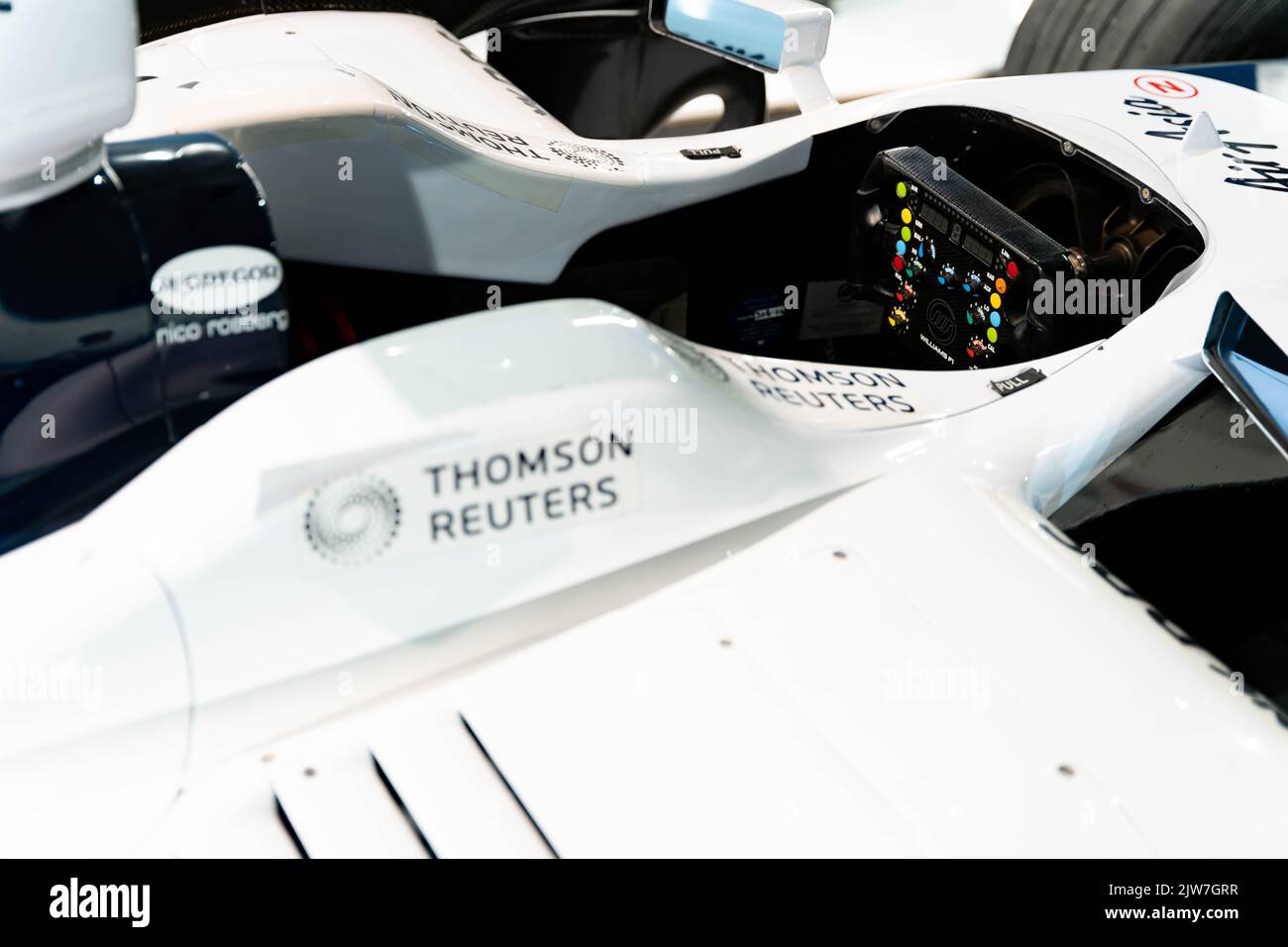 Cabina di pilotaggio di Formula uno che mostra la sponsorizzazione di Thomson Reuters e i comandi al volante Foto Stock
