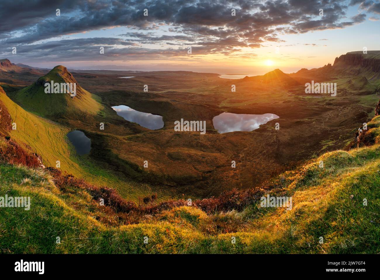 Paesaggio - spettacolare alba cielo sopra le colline di Quiraing sulla penisola di Trotternish sull'Isola di Skye nelle Highlands della Scozia Foto Stock