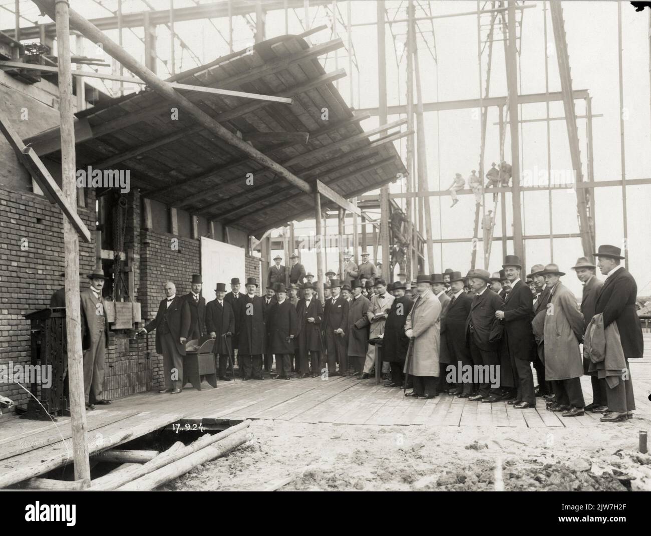 Immagine di H. van Andel (presidente del Consiglio di sorveglianza) e di altre autorità alla prima posa in pietra della Centrale elettrica del Pegus (Provinciale e Municipale Utrecht Stream Liver Company, Keulsekade 189) a Utrecht. Foto Stock