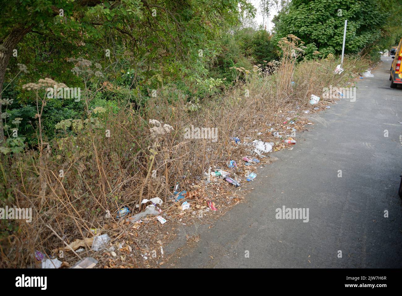 Spazzatura o spazzatura sul lato di una strada a Londra, Inghilterra. Una vista poco attraente. Un ambiente malsano. Foto Stock