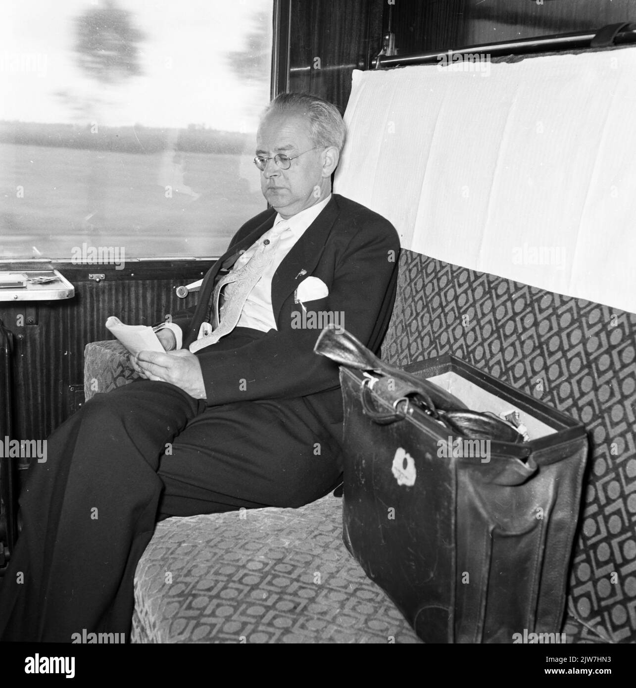 Immagine di uno dei membri della Concertgebouw Orchestra nel treno speciale per l'orchestra da Milano ad Amsterdam. Vedi anche tra le rotaie, luglio 1956, pp. 39-40: 'Una parola di otto sillabe', di Henk Hermans. Foto Stock