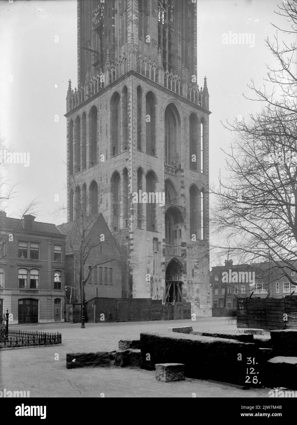 Immagine della piazza inferiore della torre del Duomo (Domplein) a Utrecht, durante il restauro. Foto Stock