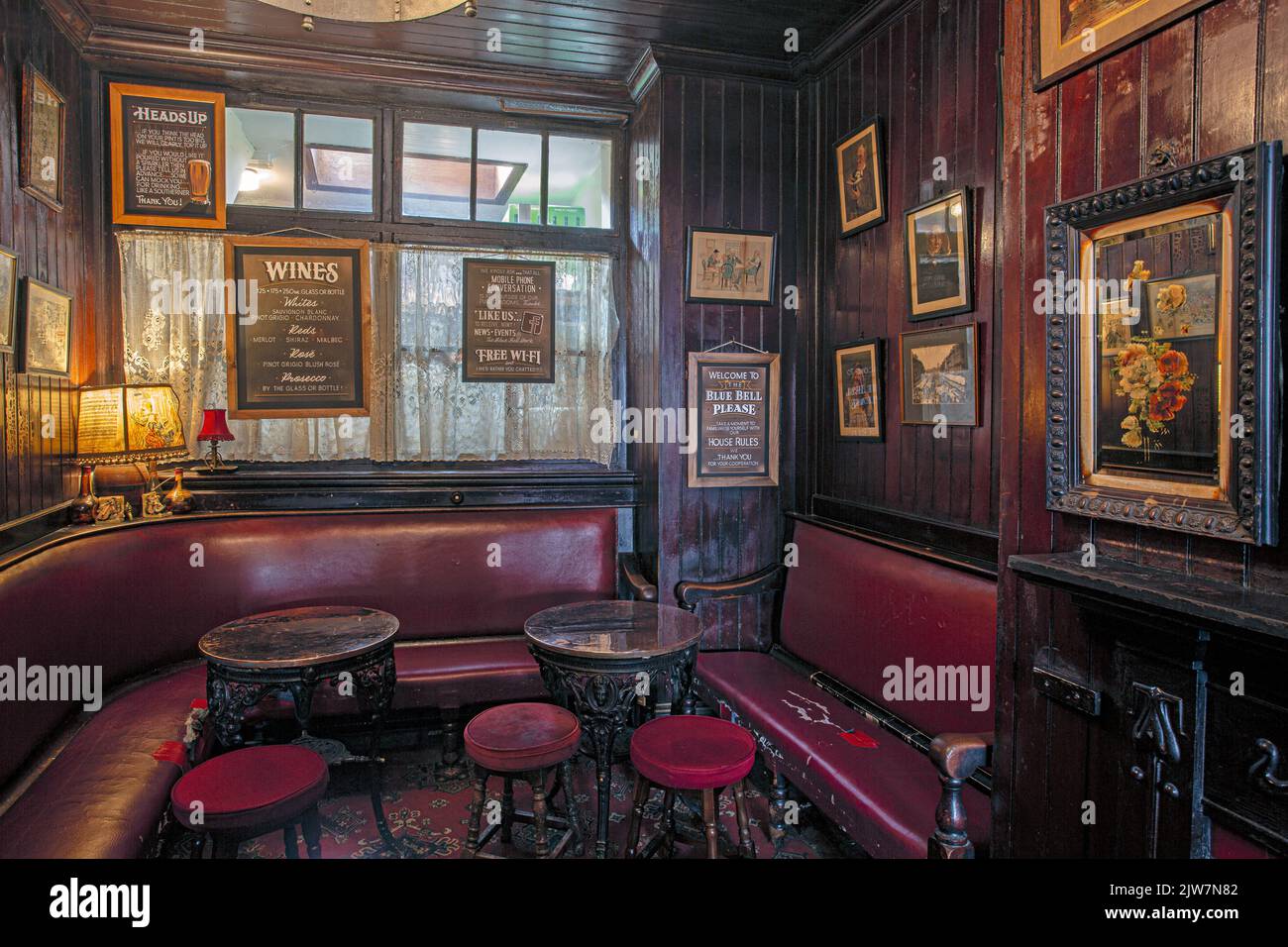 La piu' piccola Public House di Blue Bell York con l'unico decor edwardiano originale di grado II nella citta' di York , Inghilterra . Foto Stock