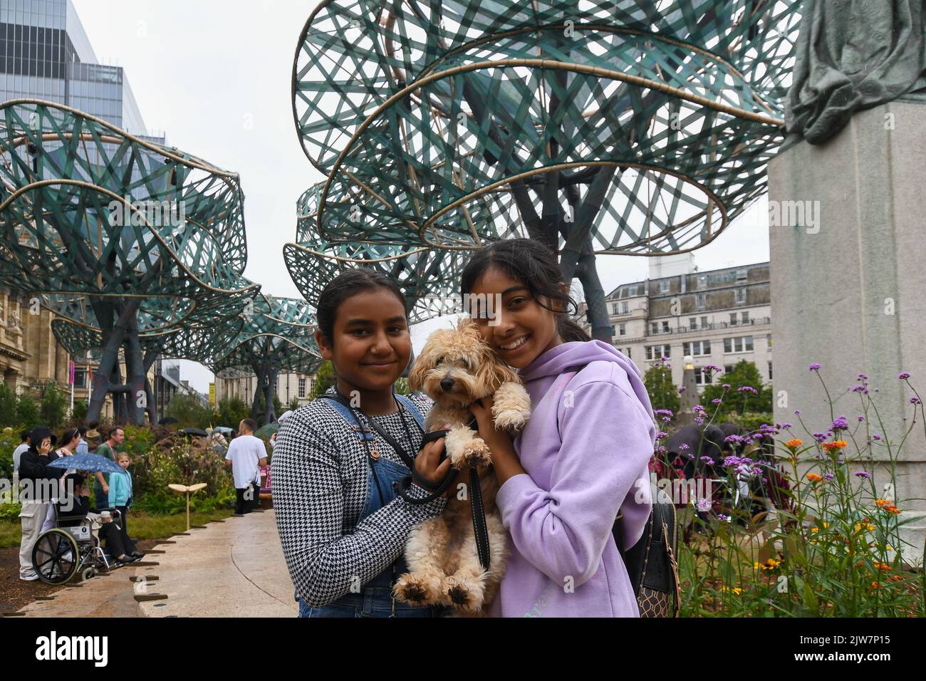 Birmingham, Regno Unito, 2nd settembre 2022, all’apertura di PoliNations, un giardino nella Victoria Square di Birmingham che ospita un festival di 17 giorni di eventi gratuiti per esplorare come la migrazione e l’impollinazione incrociata hanno plasmato il Regno Unito. Il giardino, prodotto da Trigger, è composto da cinque installazioni di alberi alti 40ft e più di 6.000 piante, tra cui marigolds coltivati da gruppi di comunità locali., Andrew Lalchan Photography/Alamy Live News Foto Stock