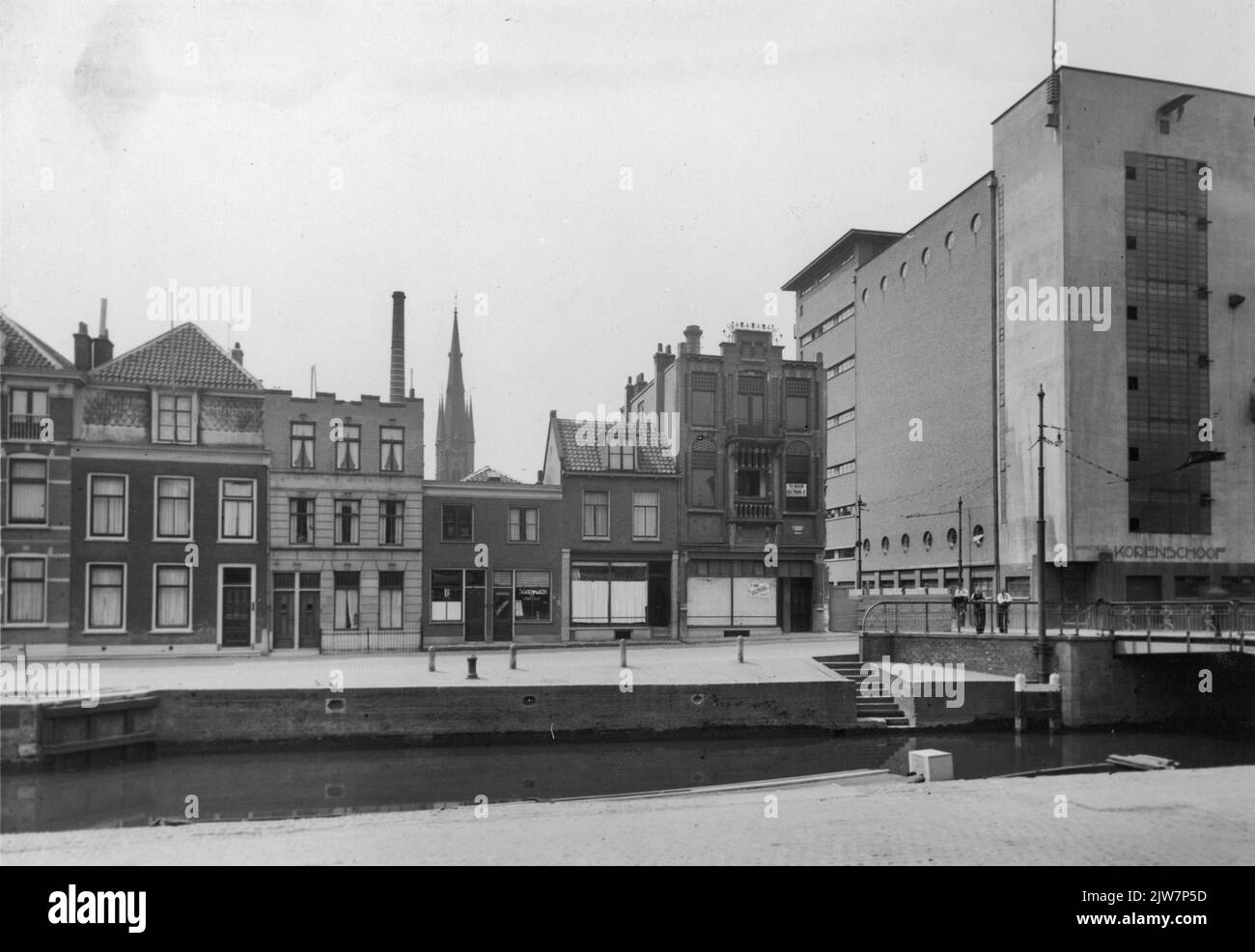 Vista delle facciate delle case Bemuurde Weerd W.Z. 15 (a sinistra) -20 a Utrecht. Sulla destra la fabbrica di farina Korenschoof (Kaatstraat 6) e la Stenenbrug sopra il Vecht. Foto Stock