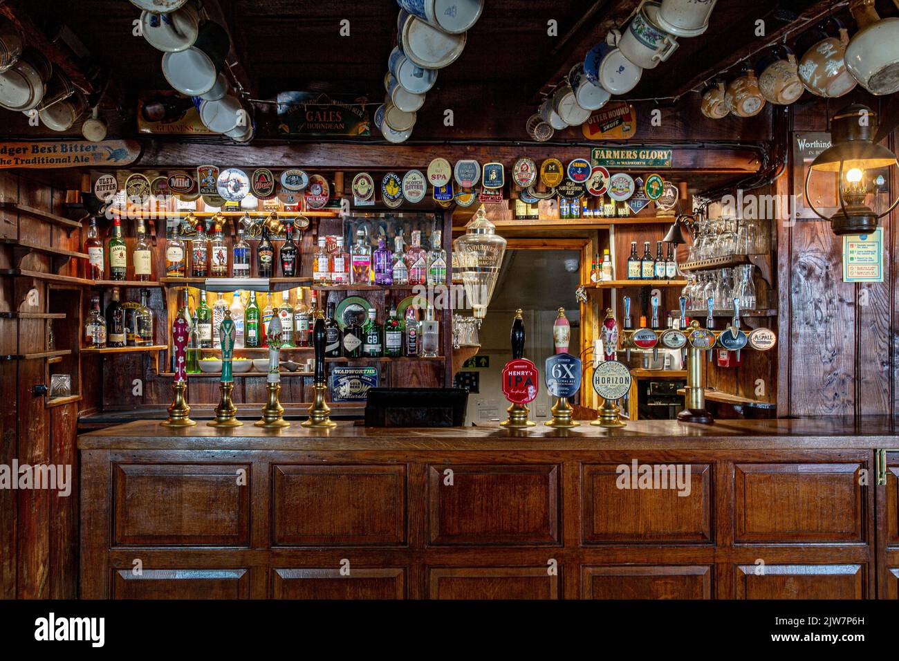 L'interno del pub Falkland Arms nel villaggio Cotswold di Great Tew, Oxfordshire, Inghilterra, Regno Unito Foto Stock
