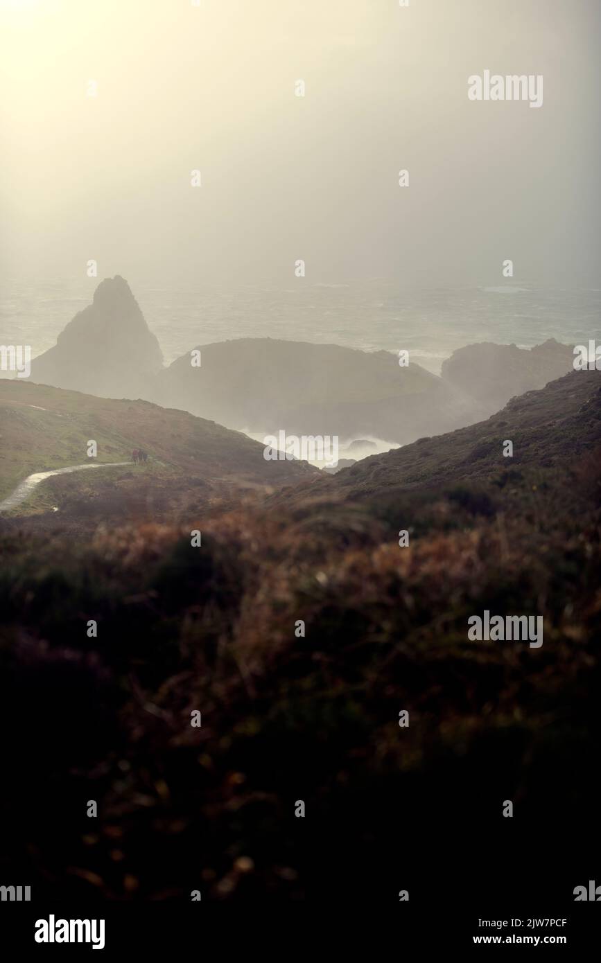 Kynance Cove roccia bollente in mare come una grande tempesta che spinge dentro. Foto Stock