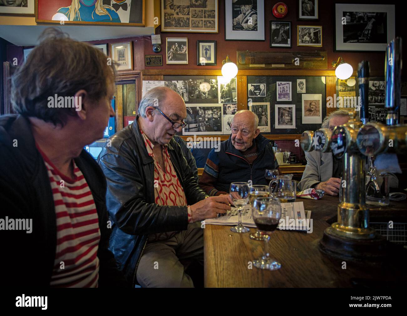 L'interno del pub della French House a Soho, Londra, Inghilterra, Regno Unito Foto Stock