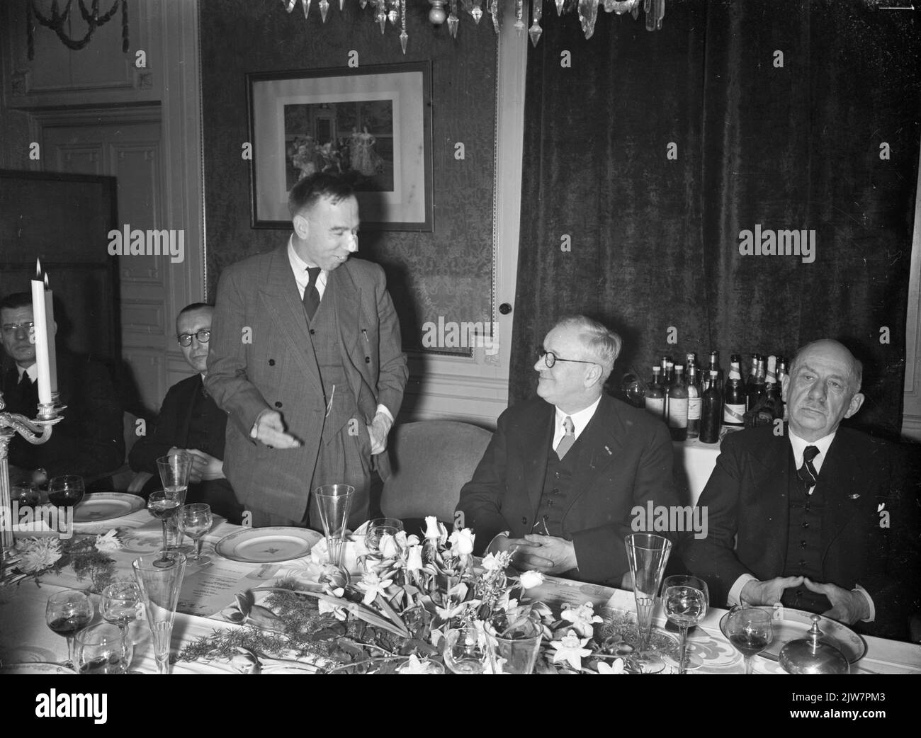 Immagine della cena di congedo del presidente-regista ir. W. Hupkes (2nd dalla destra) delle Ferrovie olandesi di Huize Molenaar (Korte Nieuwstraat 6) a Utrecht, durante un discorso di ir. Vos (in piedi). Foto Stock