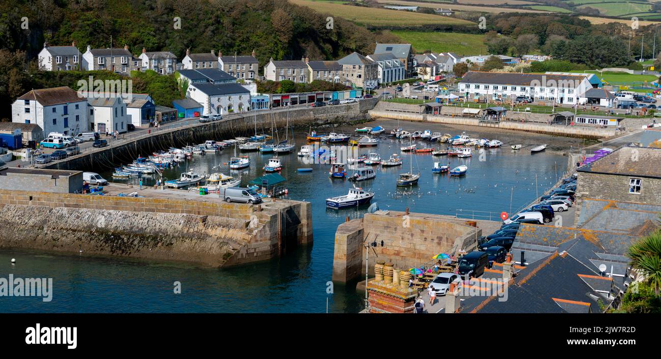 Il bellissimo villaggio di pescatori di Porthleven. Vista del porto e delle sue barche da pesca. Foto Stock