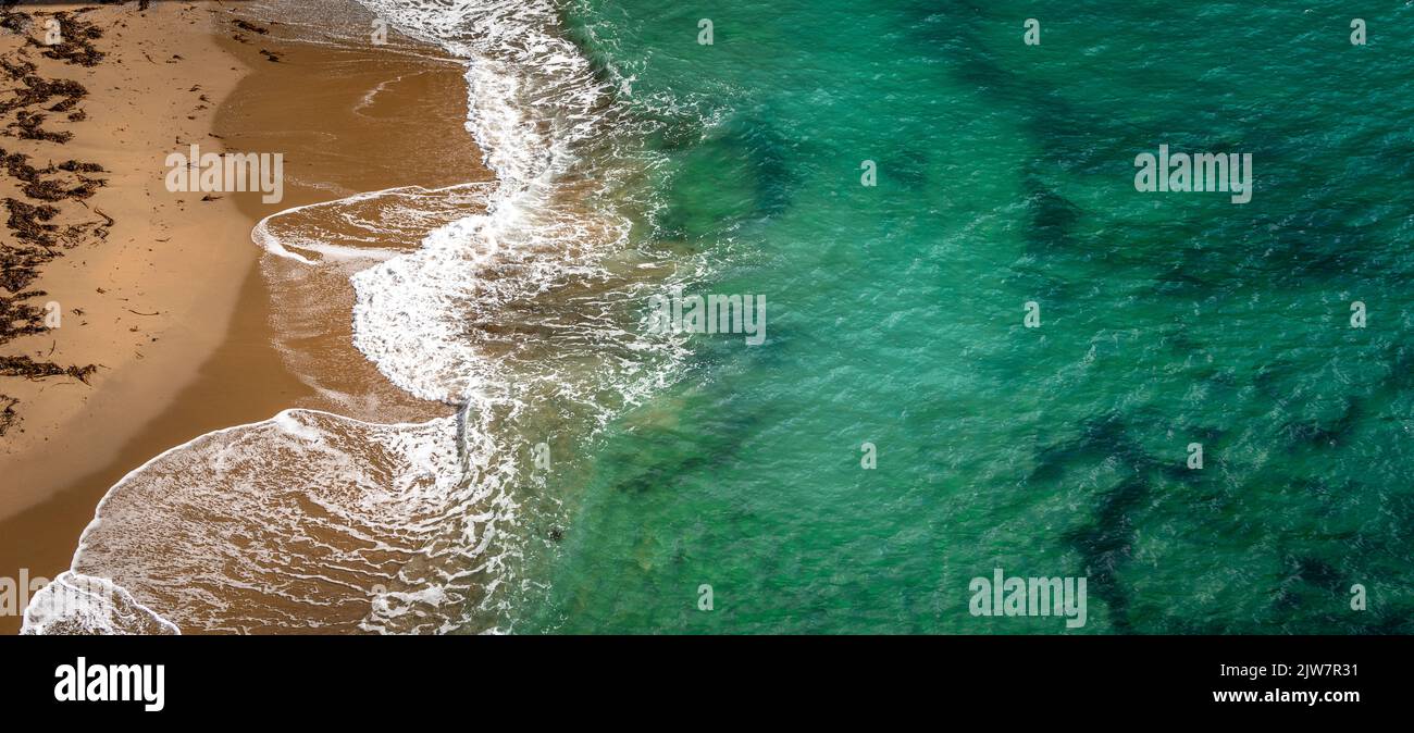 Immagini aeree della spiaggia di Porthleven. Impronte di piedi nella sabbia e insenature dalla scogliera. Foto Stock