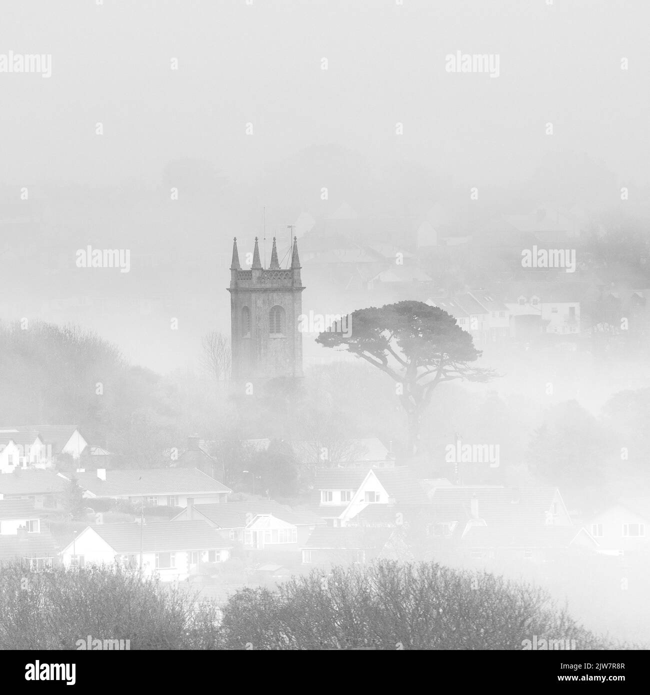 Vista della chiesa di Helston in una fitta nebbia Foto Stock