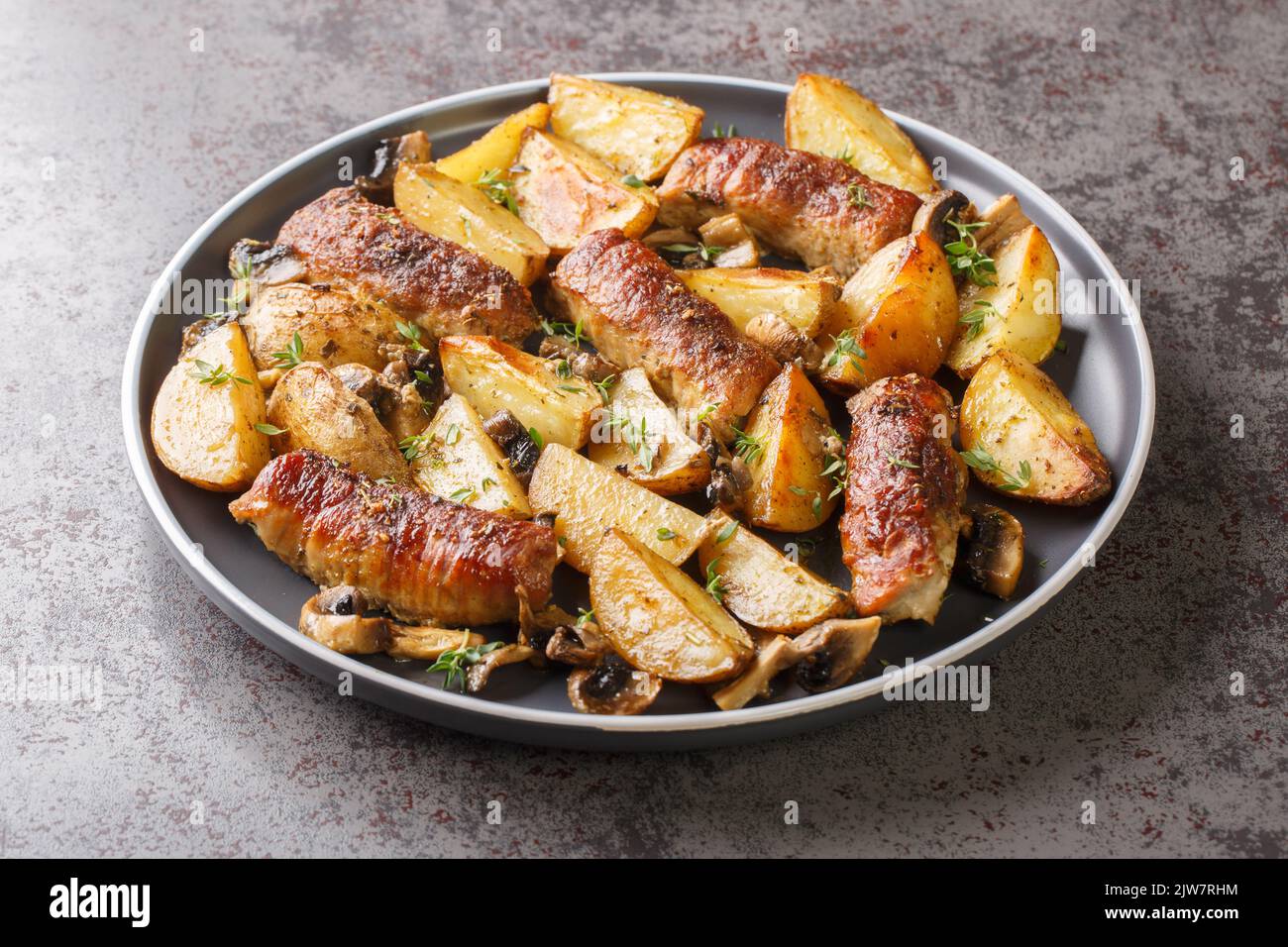 Conforto cibo involtini di carne con funghi e patate primo piano in un piatto sul tavolo. Orizzontale Foto Stock