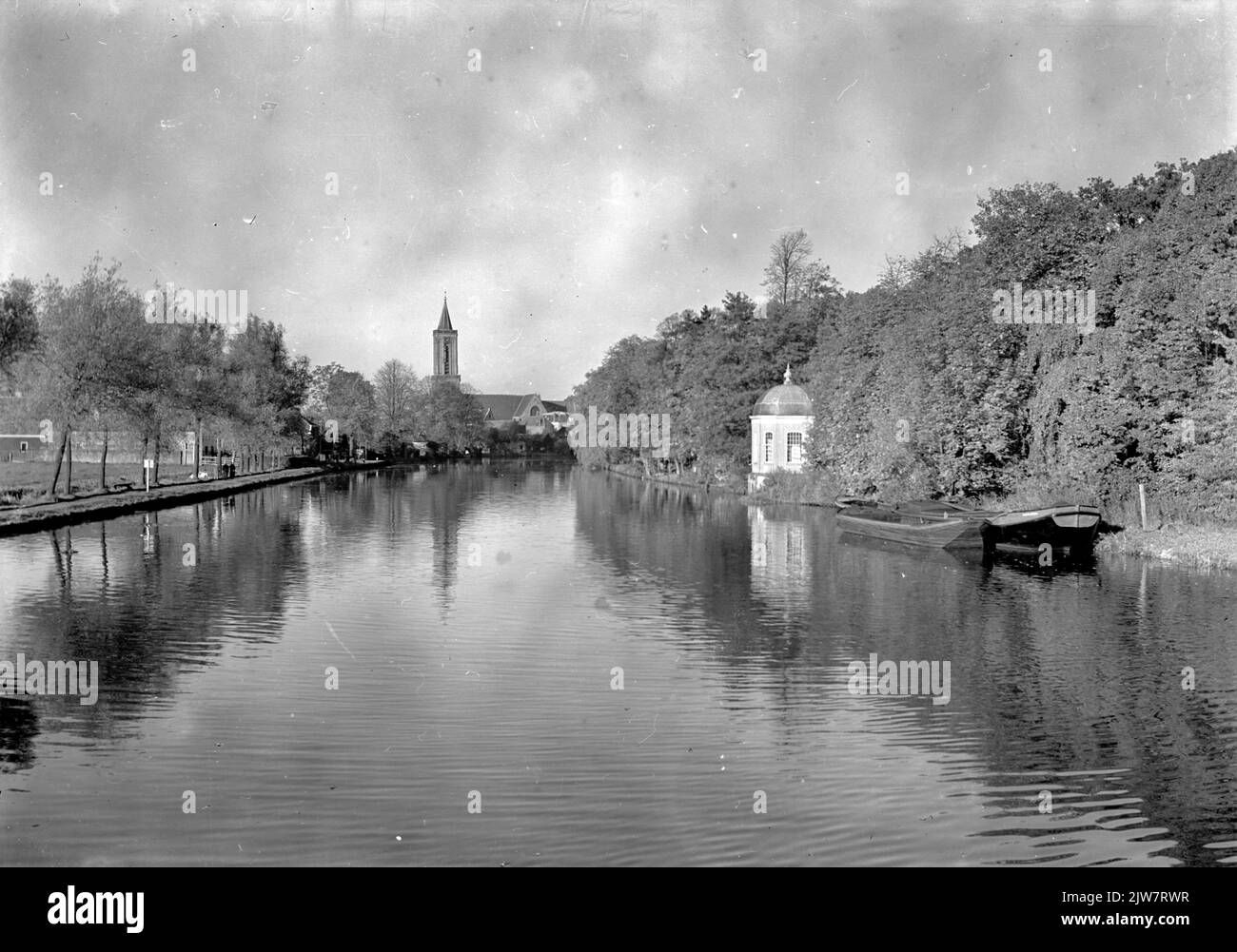 Faccia dal Vecht sulla chiesa di San Ludgerus (Dorpsstraat 49) a Loenen, da sud, con la cupola del tè sulla destra appartenente al Huis Vegglust (vecchio oltre 3). Foto Stock