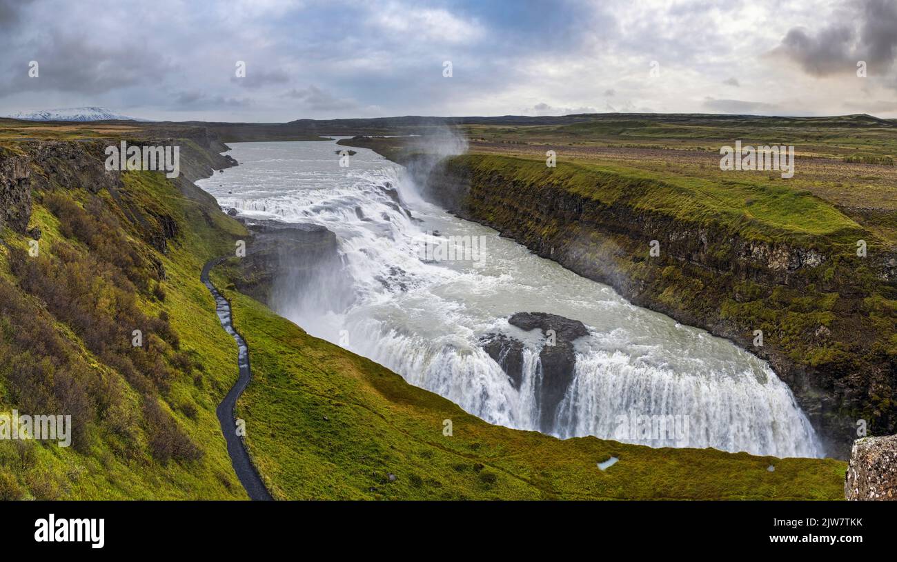 Pittoresco pieno di acqua grande cascata Gullfoss vista autunno, sud-ovest Islanda. Foto Stock