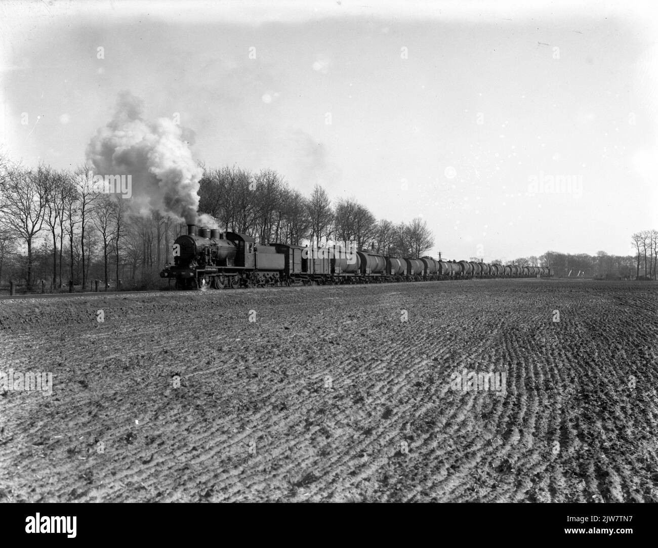 Immagine di una locomotiva a vapore della serie 3400 del N.S. Con un treno petrolifero vicino Dalfsen. Foto Stock